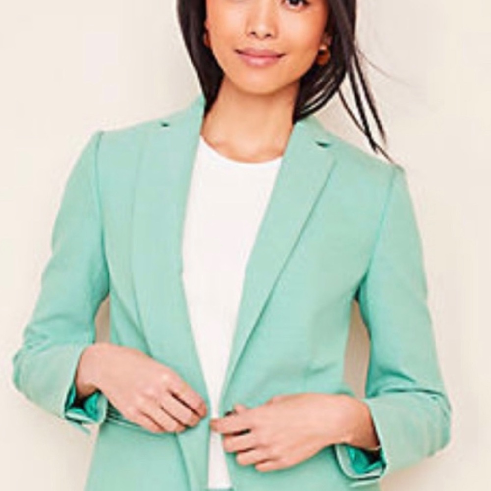 Ann Taylor green Hutton suit. Straight pants, single-breasted blazer. Size 6/6T.